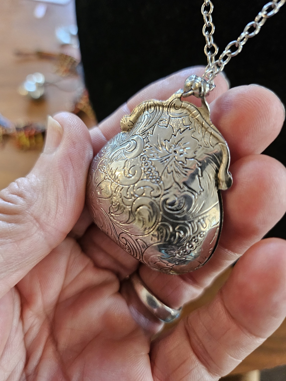 Vintage Silvertone Embossed Mini Coin Purse Locket Pendant Necklace